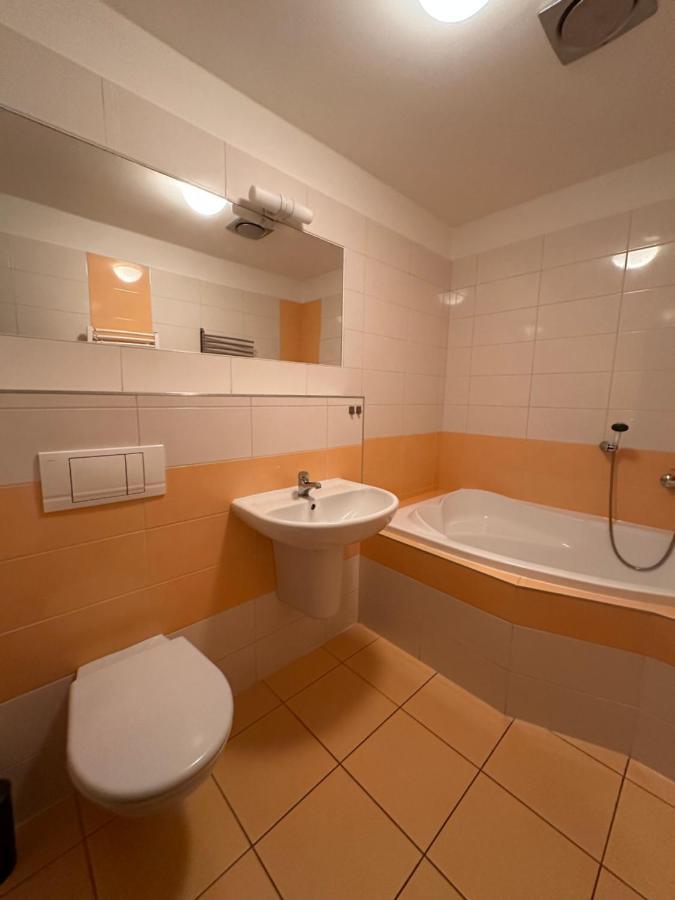 Apartman Ab Kryte Parkovani Zdarma Ceske Budejovice Exterior photo